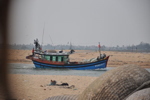 Hàng trăm tàu cá "đi không được, ở không xong" vì bồi lấp cửa biển