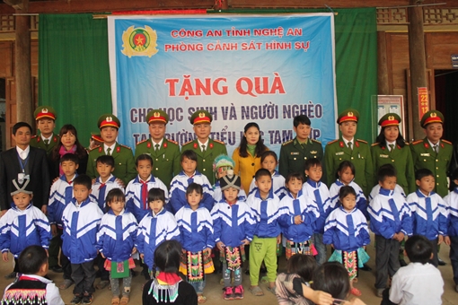 Công an Nghệ An mang áo ấm cho học sinh miền núi