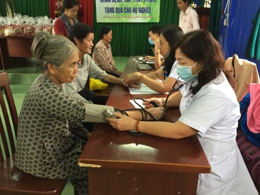 Khám bệnh, cấp phát thuốc, tặng quà cho người dân xã An Xuân