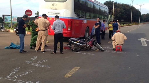 Tông vào xe khách, nữ giáo viên tử nạn