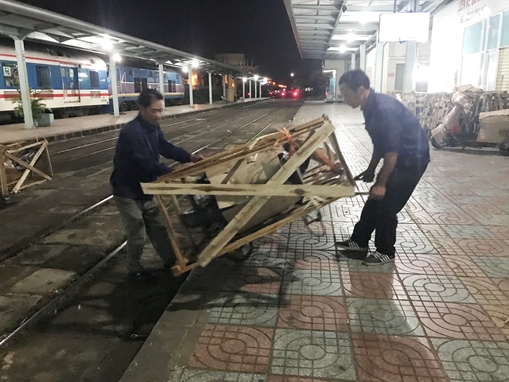 Đời cửu vạn sân ga