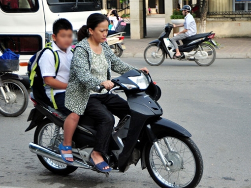 Xử lí nghiêm lái xe máy chở trẻ em không đội mũ bảo hiểm