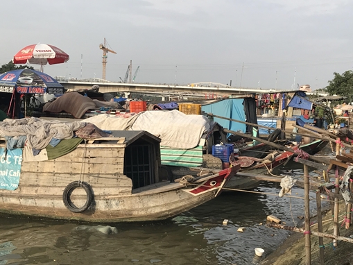 Những con đò  chở nặng mùa xuân