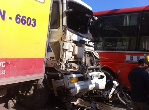 Ba ô tô đâm nhau cuốn hai xe máy vào gầm