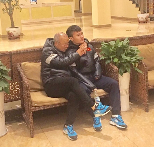 Hình ảnh cảm động của HLV Park Hang Seo và học trò