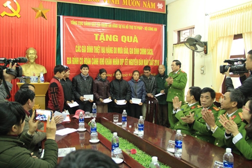 Tổng cục VIII, Bộ Công an trao quà cho người nghèo tại miền Trung