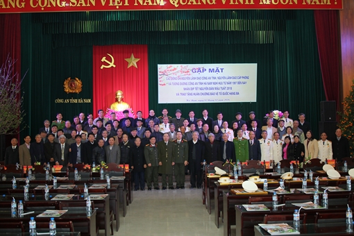 Trao tặng Huân chương bảo vệ Tổ quốc hạng Ba cho nguyên lãnh đạo Công an tỉnh Hà Nam