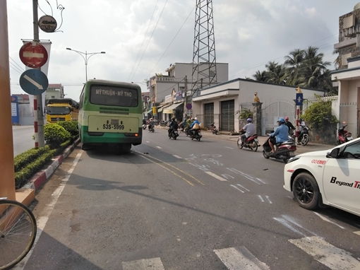 Bị xe buýt cán qua người, một phụ nữ nguy kịch