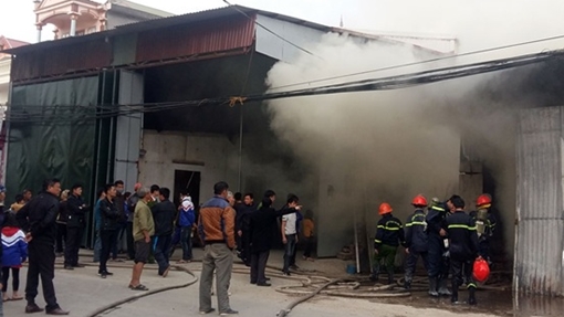 Kho hàng "bốc hỏa" đúng ngày ông Táo về trời