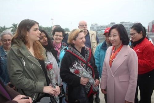 Đoàn du khách nước ngoài đầu tiên đến Hạ Long