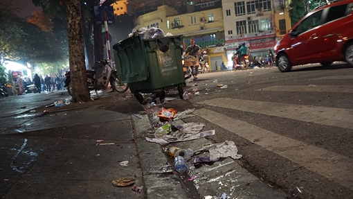 Rác ngập bờ hồ Hoàn Kiếm sau đêm giao thừa