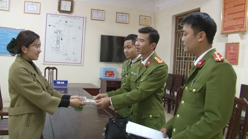 Công an giúp du khách tìm lại tiền bị mất