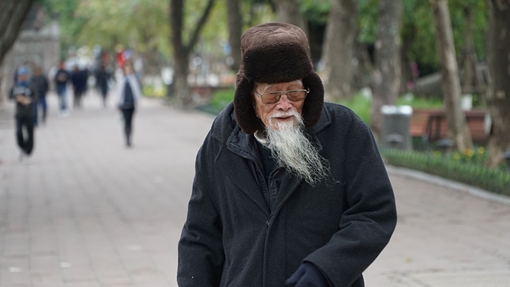 Người Hà Nội co ro đón gió lạnh sau Tết