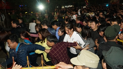 Tái diễn cảnh chen lấn sau lễ khai ấn đền Trân