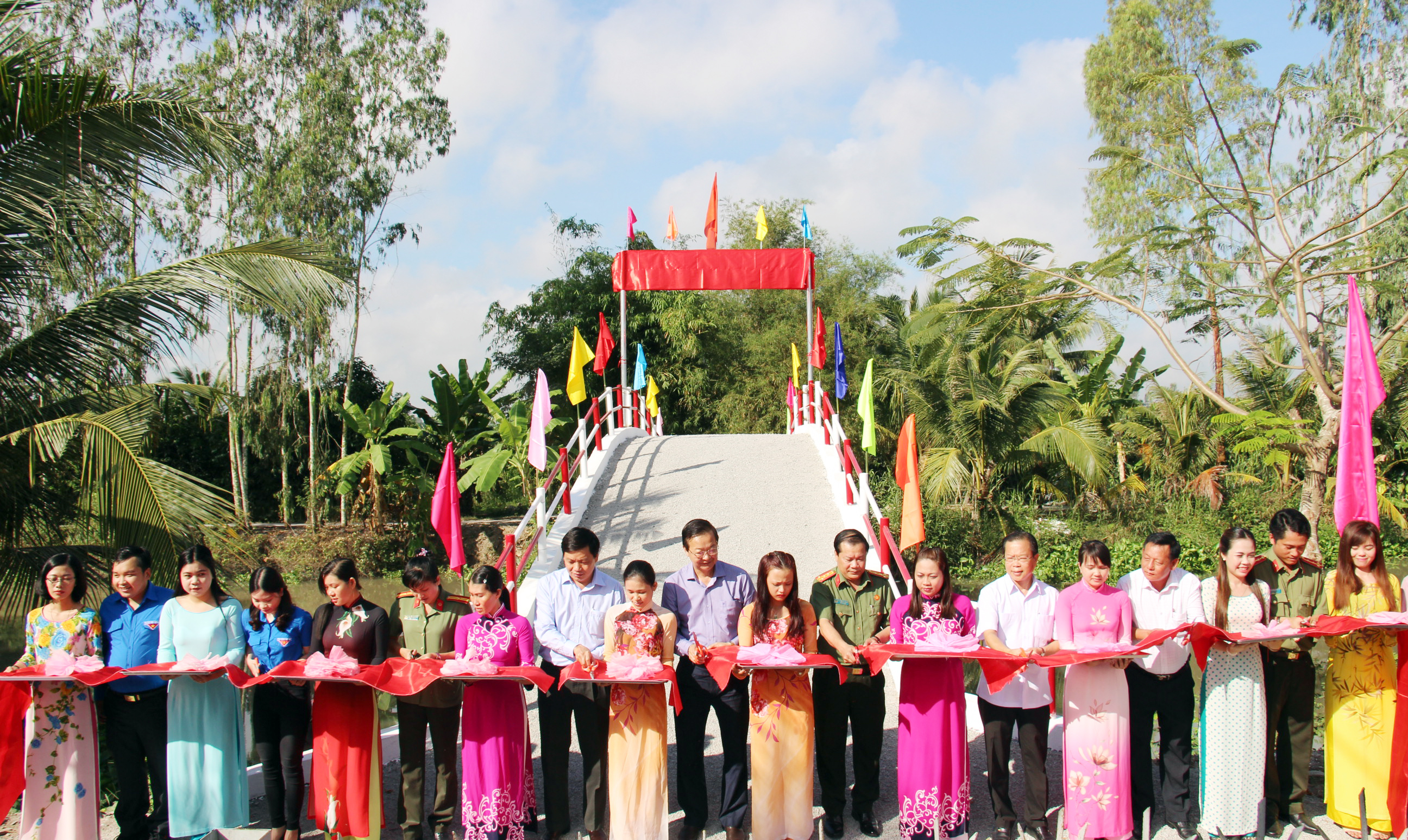 Công an TP Cần Thơ bàn giao cầu giao thông nông thôn