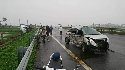 Va chạm giao thông, container bay xuống ruộng, ô tô nát bét