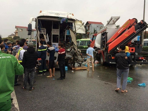 Xe khách đâm xe cứu hỏa trên cao tốc có dấu hiệu vi phạm