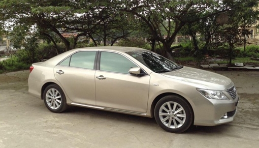 Tìm chủ sở hữu xe ô tô Camry màu vàng