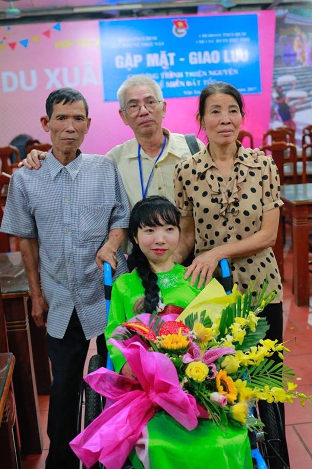 Nghị lực phi thường của nữ thi sĩ khuyết tật