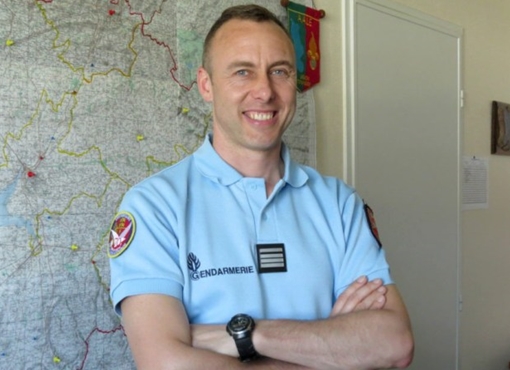 Một Cảnh sát Pháp đánh đổi tính mạng của mình để bảo vệ con tin