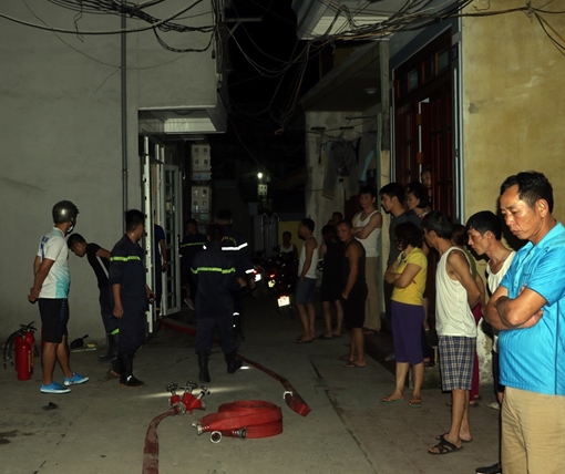 Nợ nần, tẩm xăng cùng chồng và con tự sát