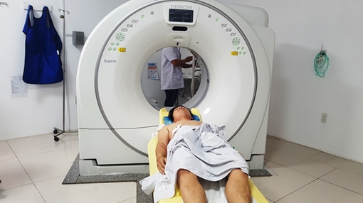 Nhắc xóa vết xăm, thầy giáo bị học sinh đâm thủng bụng