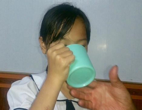 (SỐC) Học sinh bị cô giáo phạt uống nước vắt từ giẻ lau bảng