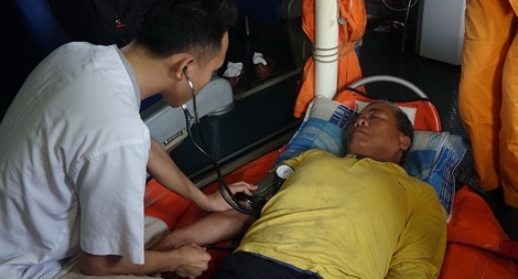 Cứu sống một ngư dân bị tai biến nặng trên biển