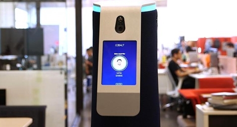 Robot bảo vệ trong văn phòng