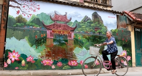 Đường bích họa độc đáo nơi lối vào chùa Thầy