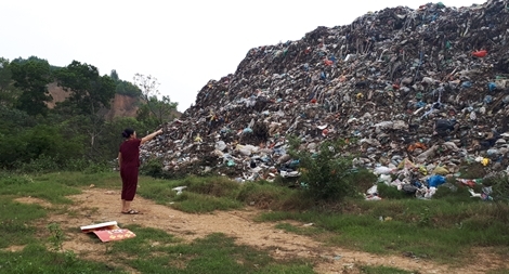 Núi rác khổng lồ "đầu độc" người dân