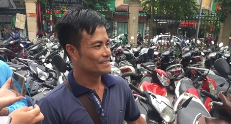 Lột đồ đánh vợ giữa đường chỉ vì ghen vô cớ