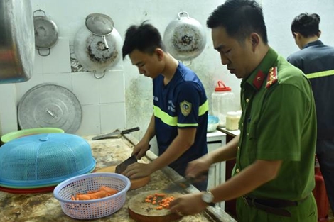 Nồi cháo nghĩa tình của chiến sĩ phòng cháy, chữa cháy