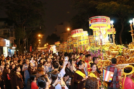 Chen chân dự lễ Phật đản ở chùa Quán Sứ