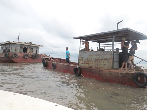 Người dân bức xúc tổ chức vây bắt “cát tặc” tại sông Văn Úc 