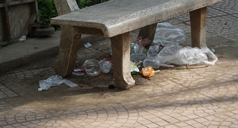 Rác ngập công viên Thủ Lệ