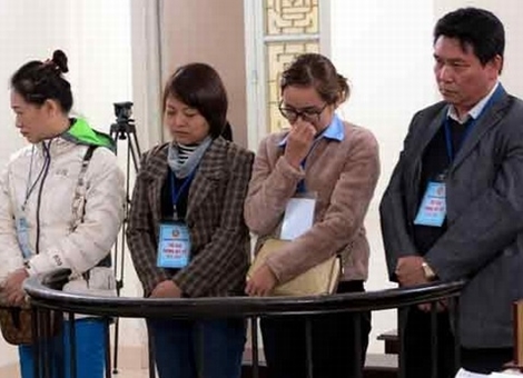 Nữ giám đốc làm hồ sơ giả, tổ chức người trốn ra nước ngoài