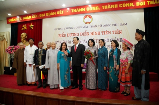 Tôn vinh những tấm gương tiêu biểu trong sự nghiệp đại đoàn kết toàn dân tộc