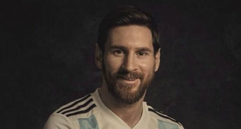 Messi “ôm dê” chụp ảnh trước World Cup