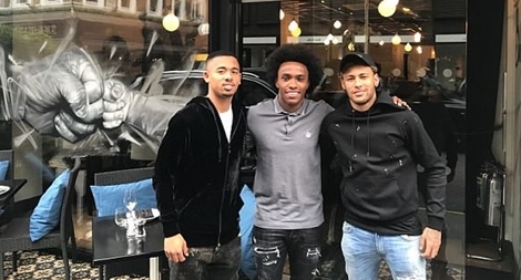 Neymar thong thả dạo London sau khi ghi bàn