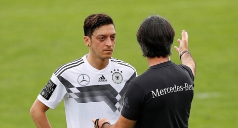 Mesut Ozil gặp chấn thương, Sane lại rộng cửa tới Nga