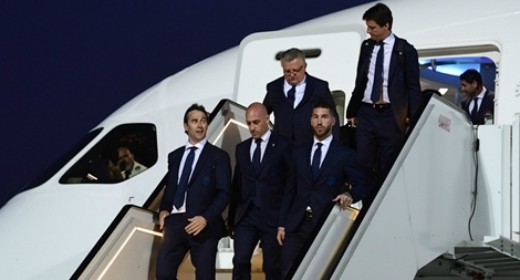 Đội tuyển Tây Ban Nha đến Nga trong tiếng hô "Barca"