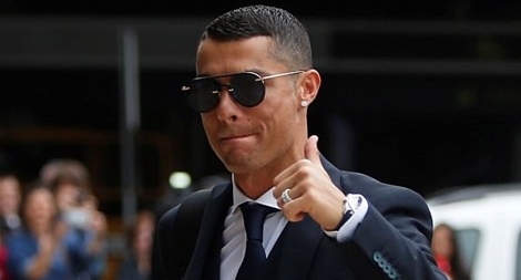 Ronaldo khiến fan nhí phát khóc vì hạnh phúc