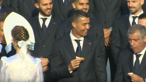 Ronaldo cười vang khi thưởng thức đặc sản Nga