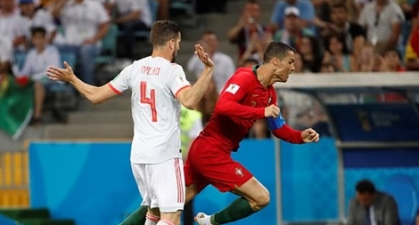 Sergio Ramos tái hiện màn ngã kiếm penalty của Ronaldo trên sân tập