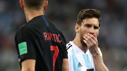 Argentina thảm bại, Messi bị ví với cừu