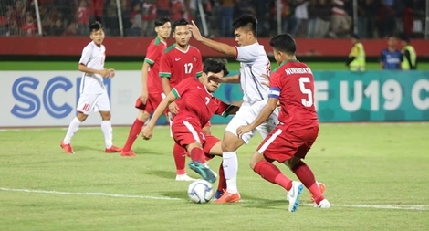 Thua Indonesia, U19 Việt Nam tự làm hẹp cửa đi tiếp