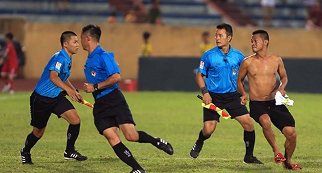 Sân Thiên Trường đối diện án phạt vì hành vi quá khích của CĐV