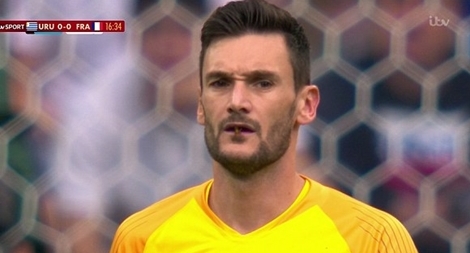 (HÀI HƯỚC) Thủ môn Pháp suýt nuốt chuồn chuồn trong trận đấu gặp Uruguay