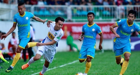 Công Phượng mờ nhạt, Hoàng Anh Gia Lai thua ngược ngay trên sân nhà